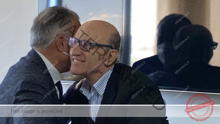 Gianni Sarti riceve le congratulazioni del direttore Aldo Carta