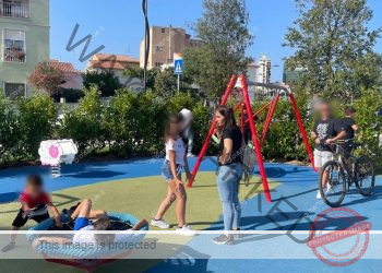 Il parco giochi del lungomare utilizzato di giorno dai bambini