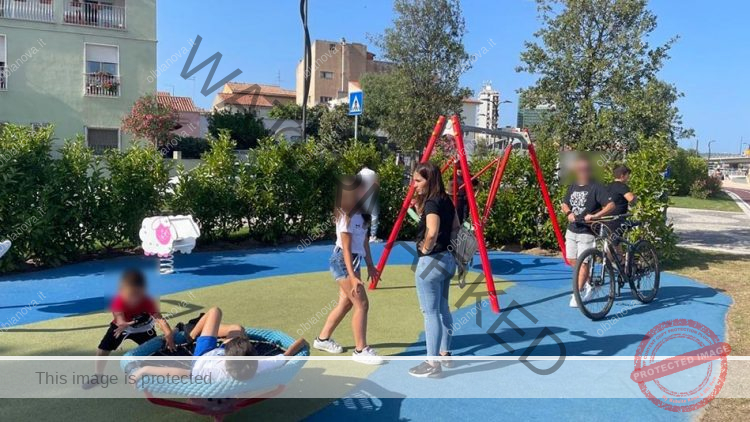 Il parco giochi del lungomare utilizzato di giorno dai bambini